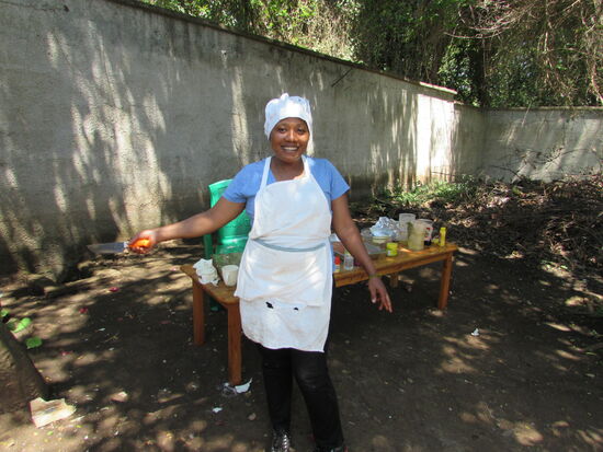 Freudiges Wiedersehen mit der Köchin Leah.