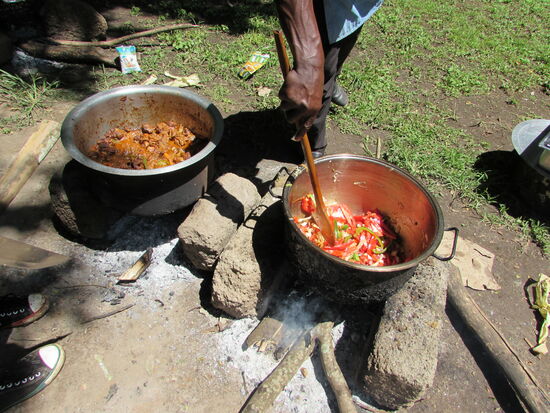Auf dem offenen Feuer brutzelt schon das Essen 