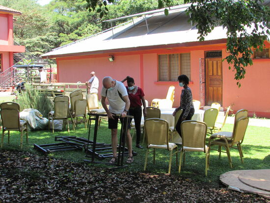 Dann werden die Tische aufgebaut und es wird dekoriert,