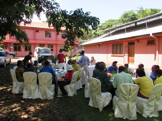 Wenig spöter sitzen alle gutgelaunt beisammen