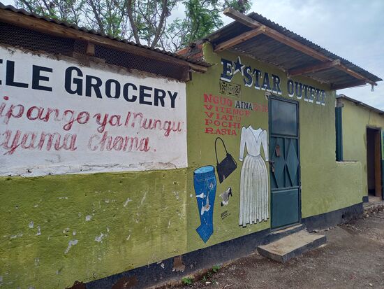 In diesem Dorf wird einiges angeboten,  wenn man der Reklame glauben schenkt.