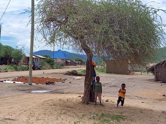 Wo immer wir auftauchen,  sind auch Kinderaugen auf uns gerichtet.