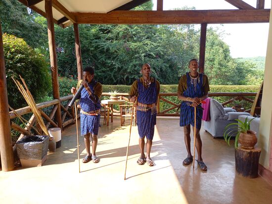 Mit einem kurzen Massai Gesang werden wir freundich empfangen.