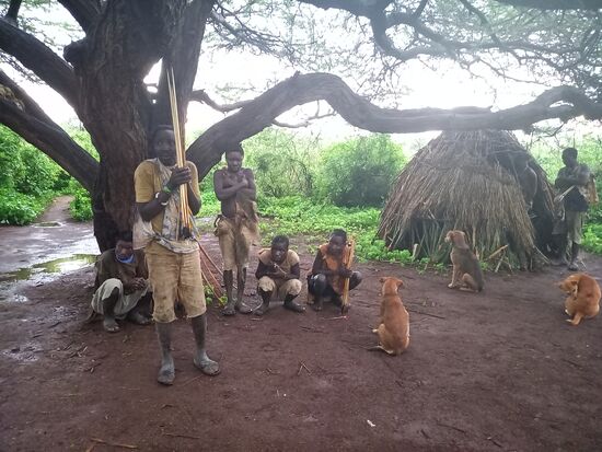 Die Männer hocken unter dem Baum, rauchen irgendwelches Kraut und frieren sichtlich. In der kleinen Hütte verbringen Sie Ihre Nächte.