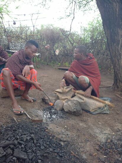 Diese Männer stellen Metallarmbänder her. Der Blasebalg besteht aus Tierhaut.
In der Glut werden alte Metallgegenstände verflüssigt.
