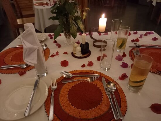 Schließlich setzen wir uns an einen liebevoll gedeckten Tisch und genießen ein köstliches Abendessen.