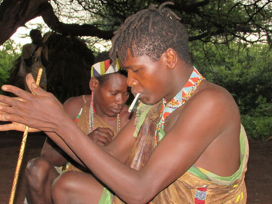 Die Männer zeigen uns wie sie ein Feuer entfachen.