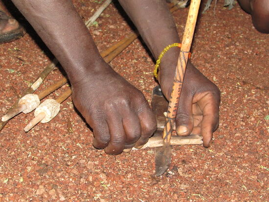 Es dauert nicht lang und das Holz fängt an zu glimmen.