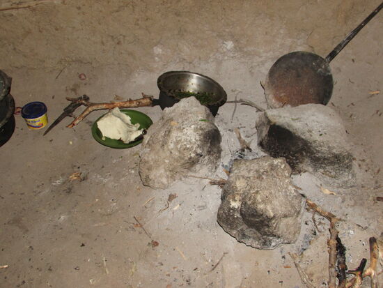 Direkt daneben die Feuerstelle zum Kochen. Das ist praktisch, denn so ist der Schlafraum warm.