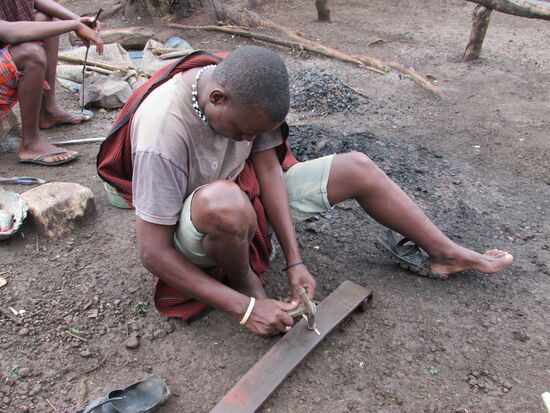 Anschließend beginnt die Bearbeitung, bis schließlich ein Armband entsteht.