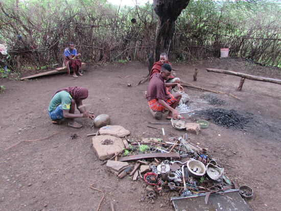 Früher haben sie das Metall in der Umgebung gewonnen. Heute verwenden sie alte Metallteile. Somit Recycling.