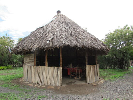 Diese Hütte gehört zum Campingplatz. Hier werden die Mahlzeiten eingenommen.