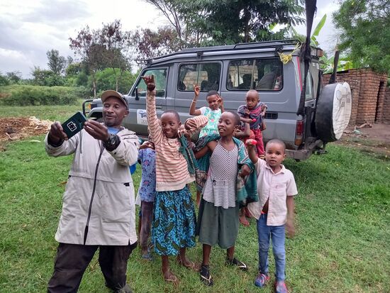 Auch Mr. JJ hat Spaß mit den Kindern.