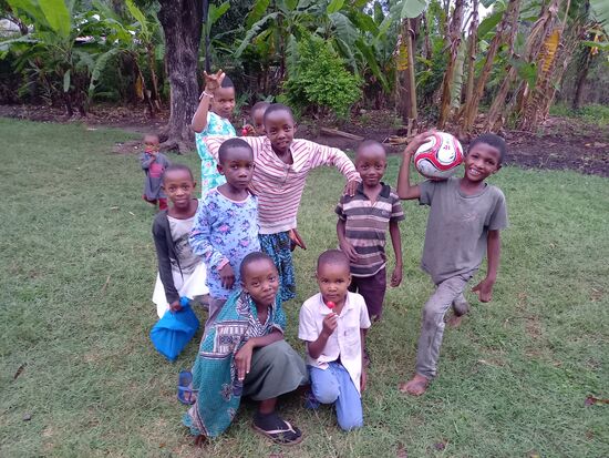 Für ein Foto sind die Kinder immer bereit in Pose zu gehen.