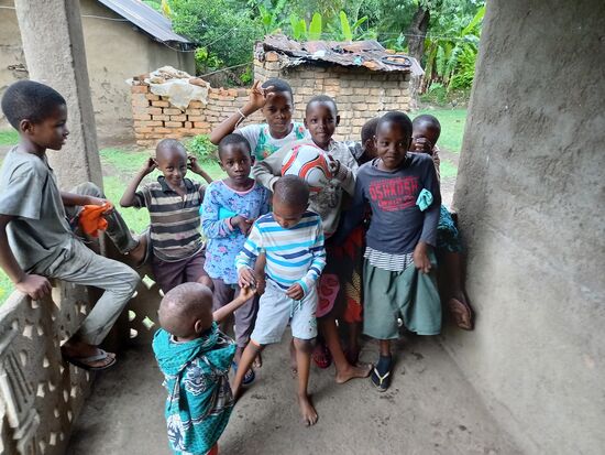 Jedes Kind erhält ein T- Shirt und der Bruder von Michael bekommt den Fußball.