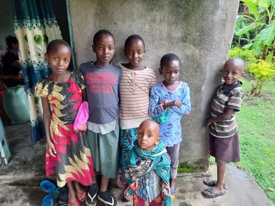 Vor der Tür warten Kinder aus der Nachbarschaft. Sie hoffen etwas von den Geschenken abzubekommen.