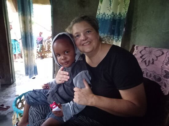 Kaum angekommen, sitzt Michael schon auf Anitas Schoß.