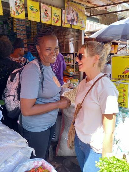 Gut gelaunt wird die Einkaufsliste besprochen.