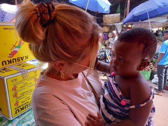 Dann ist Laura schon wieder in ihrem Element.  Die Markt Frau hat eine kleine Tochter und schon ist sie auf Laura 's Arm  