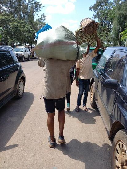 Schließlich wird ein großer Sack voller Lebensmittel zum Tuc Tuc getragen.