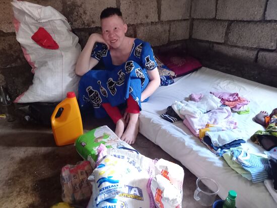 Die junge Frau freut sich schließlich über all die vielen Geschenke.