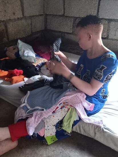 Nach einer Weile schaut sie sich alles genau an  