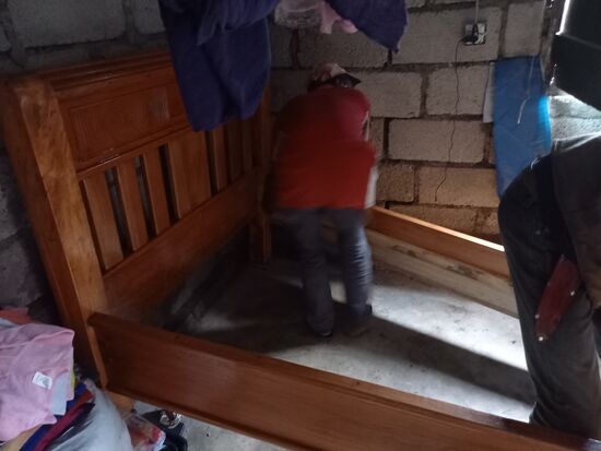 Das Bett wird fix aufgebaut und die Fundis erhalten ein Trinkgeld dafür.