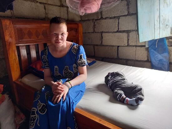 Irgendwie kann sie es nicht so recht glauben.