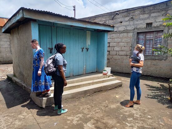 Ein Toilettenhaus für mehrere Familien.