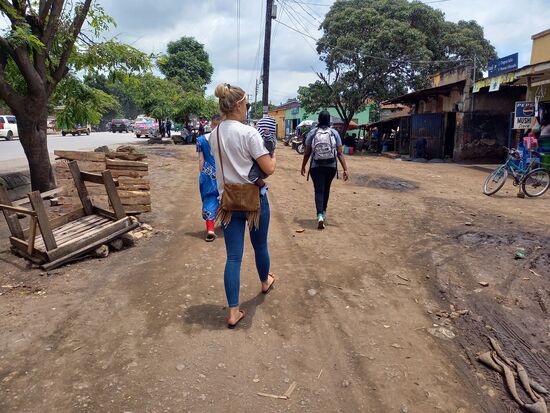 Wir gehen zum Tischler.