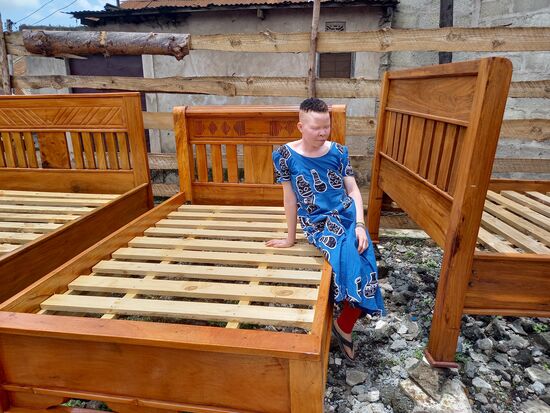 Irgendwie kann sie es nicht so recht glauben, das sie eine eigenes Bett bekommen soll.