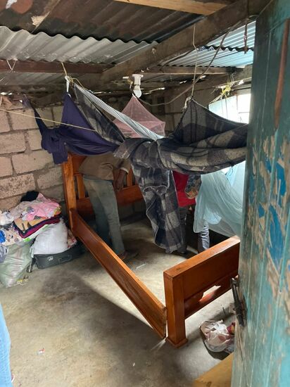 So möchte niemand von uns wohnen, daran ändert auch das Bett nicht viel.