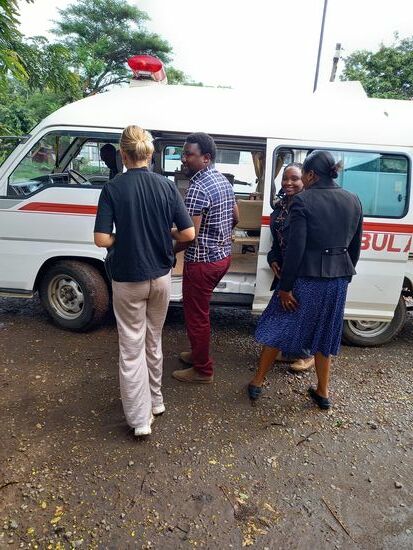 Mit der Ambulanz geht es auf shopping Tour.