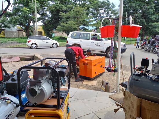 Draußen wird der Generator für den Transport vorbereitet.