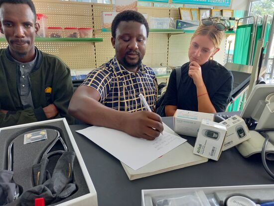 Laura verfolgt alles genau, schließlich geht es um viele Spenden.