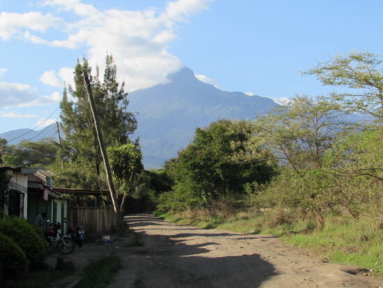 Wir starten mit dem Blick auf den Mount Meru. Der zweithöchste Berg von Tansania.