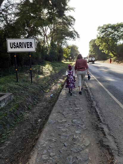 Auf dem Rückweg treffen wir auf eine Familie und dieses Mädchen weicht mir nicht mehr von der Seite. Kinder lieben es an der Seite von Mzungus zu gehen. Erst ist sie schüchtern  doch dann beginnt sie mir etwas zu erzählen.  Leider verstehe ich nichts davon.
