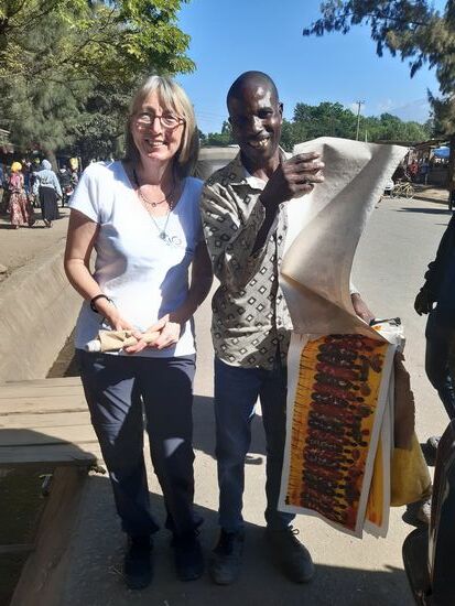 Während wir auf Nancy warten kommt dieser Künstler vorbei und nach einem netten Gespräch kaufe ich ihm dann auch ein Bild ab.