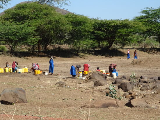 Im ausgetrocknetem Flussbett graben die Frauen nach Wasser, um es dann kilometerweit nach Haus zu tragen.