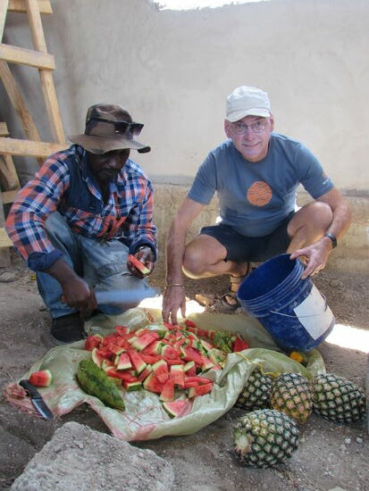 Wir müssen improvisieren. Doch schließlich bekommen wir alles in kleine Stücke zerteilt und verteilen es an die geduldig wartenden Kindern.