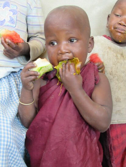 Es dauert nicht lang und ein genussvolles Schmatzen erfüllt den Raum.