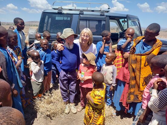 Ehe wir abfahren übergeben wir noch Sonnencreme für Barak und Jacob.