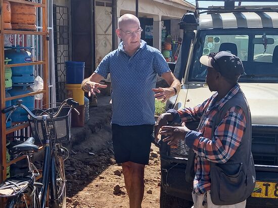 Während Leah die ersten Besorgungen tätigt, fachsimpeln die Männer ein wenig.