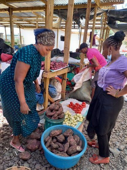 Leah ist am Feilschen und begutachtet die Ware genau.