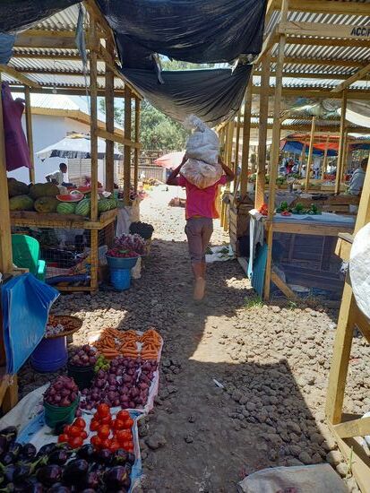 Unser Träger schleppt die Säcke in Windeseile zum Fahrzeug.