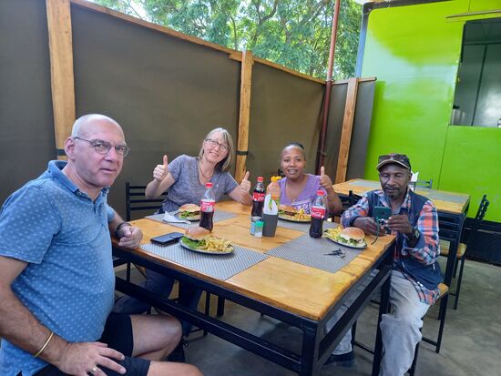 Nachdem alles Einkäufe erledigt sind, ist Burger Time.