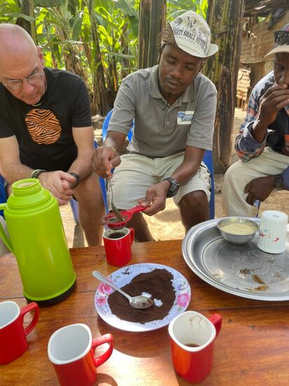 Ganz zum Schluss wird der Kaffee verkostet - köstlich.