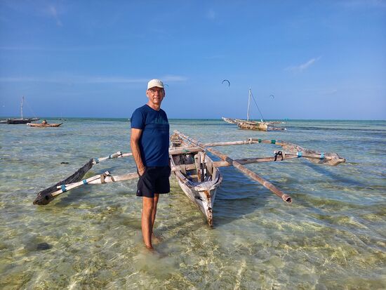 Im seichten Wasser liegen die Einbäume der Fischer.