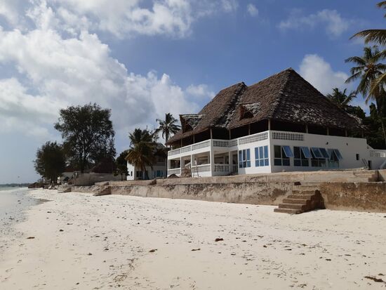 Im Süden sind die Hotels häufig durch Mauern vor den Wellen geschützt.