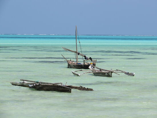 Stimmungsvoll liegt das türkisfarbenden Meer vor uns - daran können wir uns nicht satt sehen.